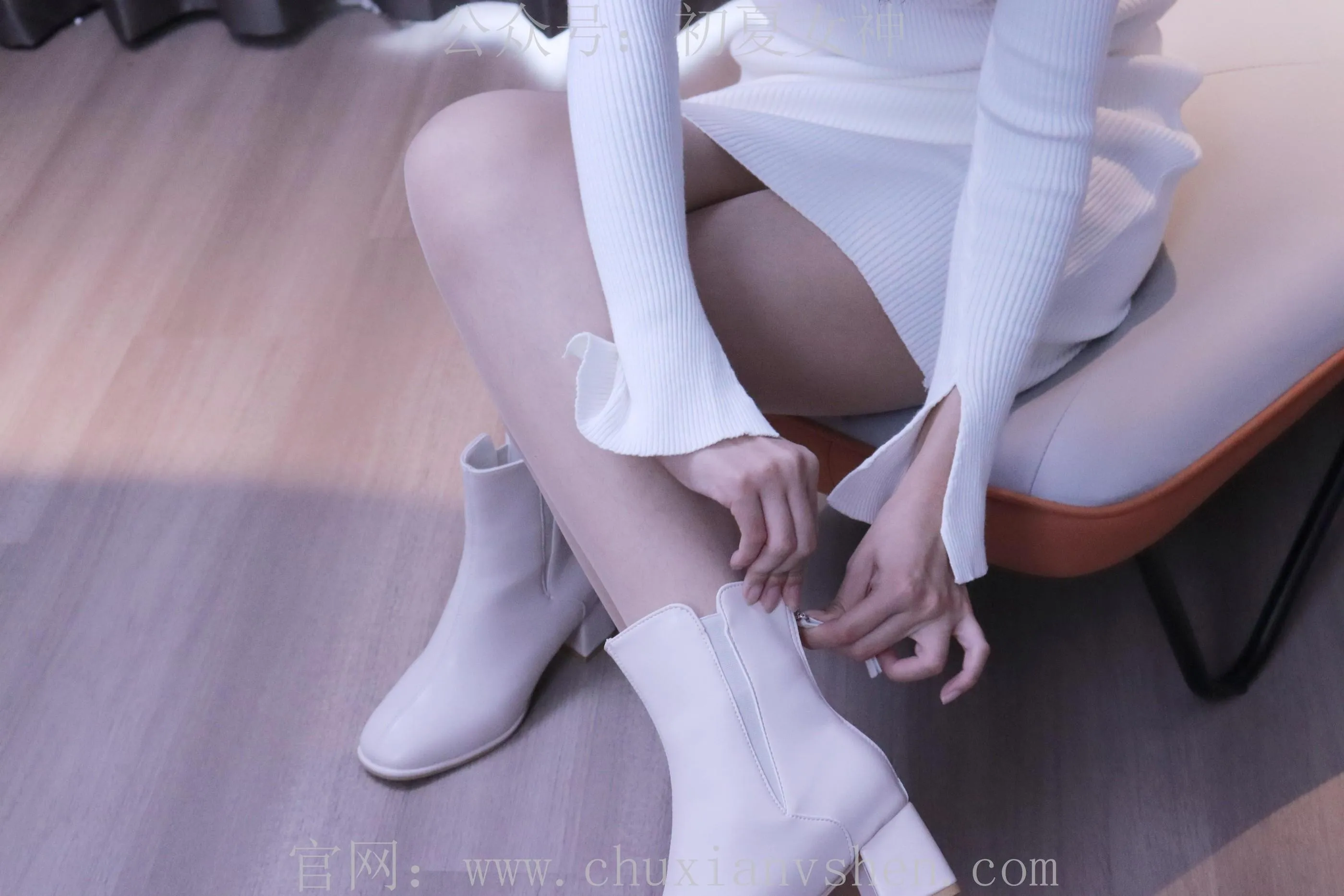 初夏女神 NO.010 依依 2022款白色毛领连衣裙搭白色短靴 [147P]插图7